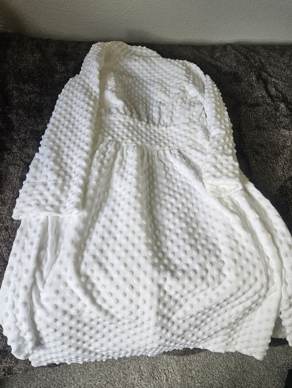 Soft Surroundis Dot Textured White Plush Robe - Picture 6 of 8